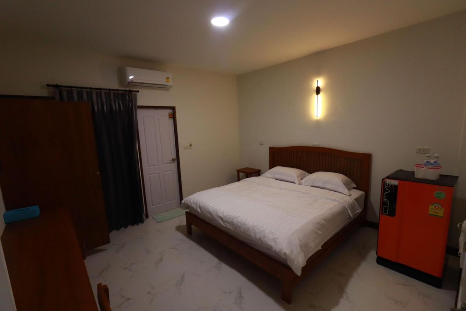 Bk Hotel Mae Sariang Exterior photo